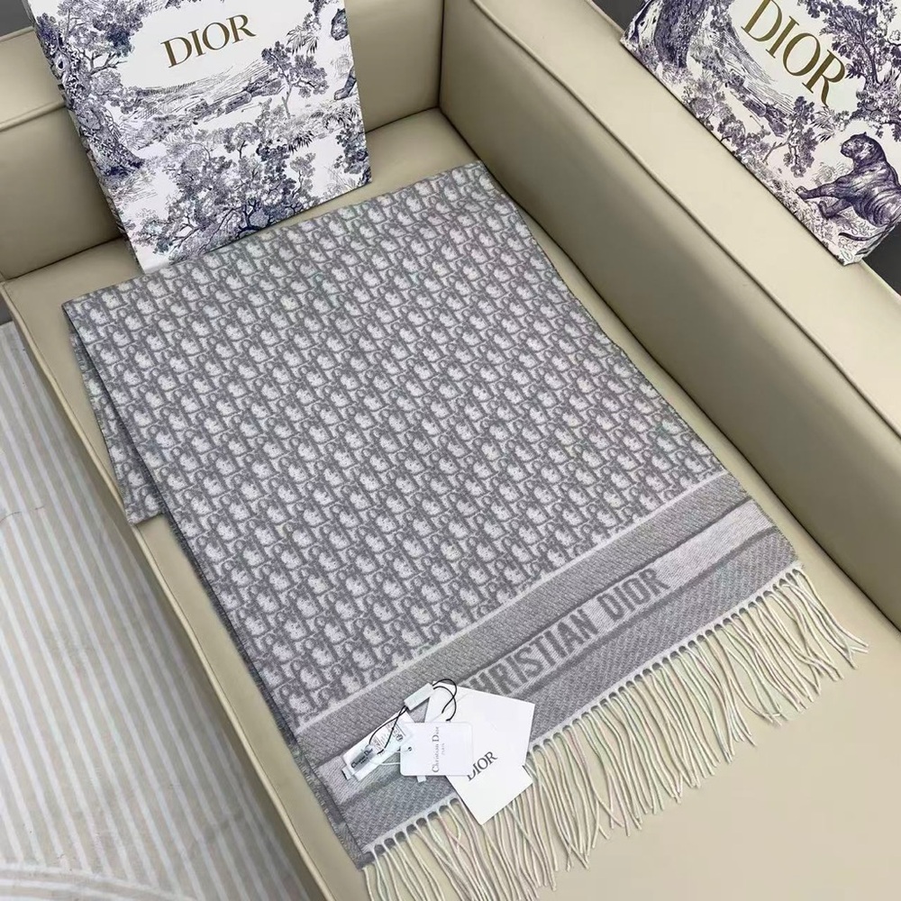 Dior Men's Scarf in Gray and Cream - Picture 8 of 10